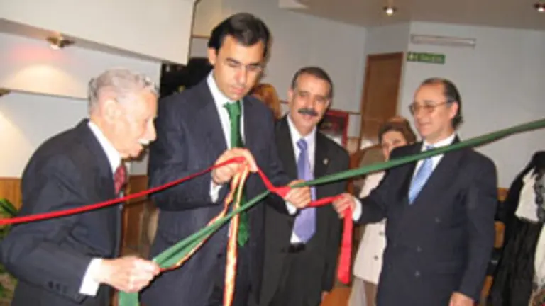  Alfredo Miranda –1º por la izda.–, junto al presidente de la Diputación de Zamora, Fernando Martínez Maíllo, y el diputado Bermúdez, en una inauguración en el Centro Zamorano de Buenos Aires.