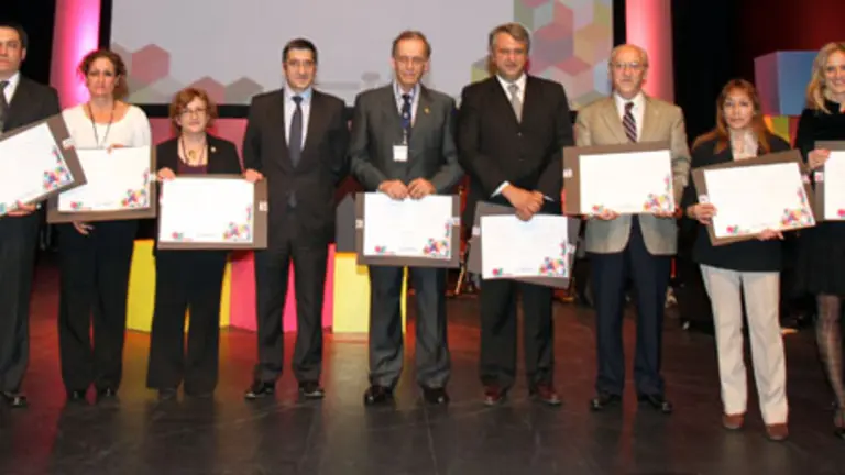 El lehendakari Patxi López posa con los representantes de los centros homenajeados.