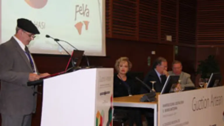  Ricardo Basterra, leyó la ponencia de FEVA.