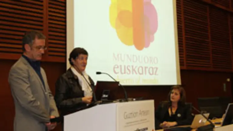 La viceconsejera de Política Lingüística, Lourdes Auzmendi, y Francisco Zinkunegui ‘Kinku’, en su intervención. 