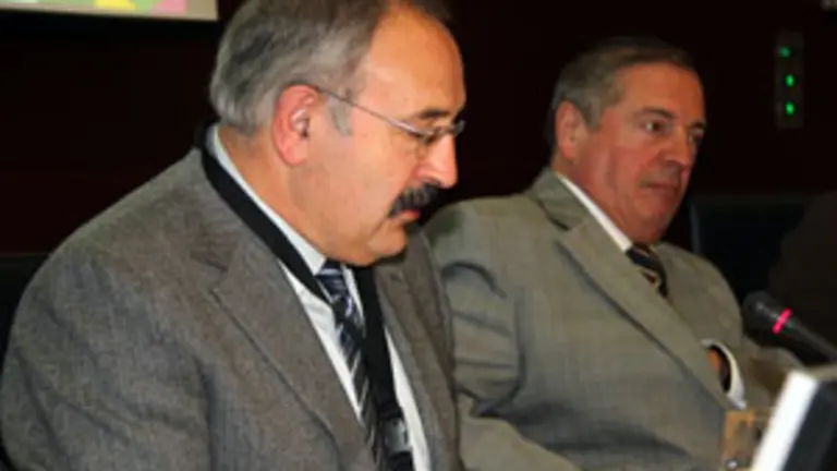  Ramón Villares y Julián Celaya, durante la intervención del primero. 