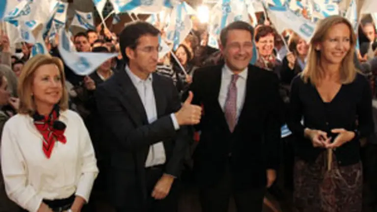  El presidente del PPdeG protagoniz&oacute; el tradicional acto de pegada de carteles en Santiago.