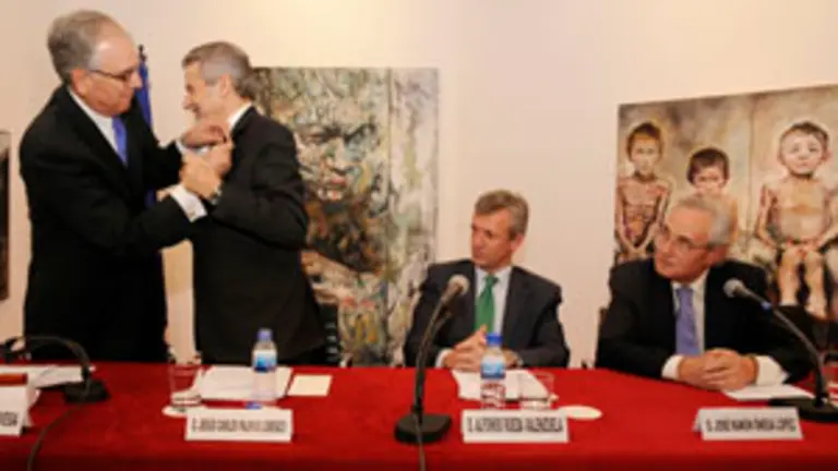  Carlos Lema Devesa impone la insignia de Oro de Iurisgama a Palmou, en presencia de Rueda y &Oacute;nega.