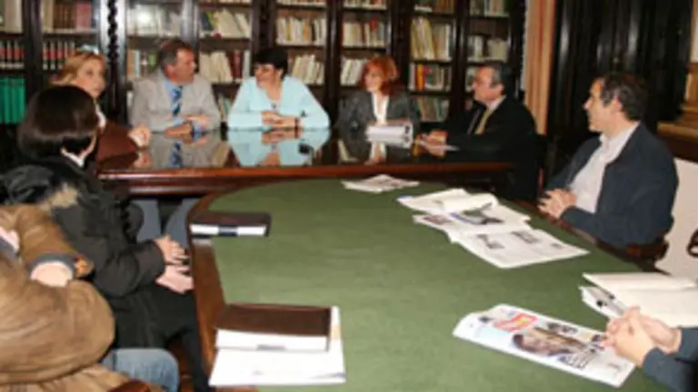  Marisol Soneira, con Jorge Torres y el resto de la directiva del Centro Gallego de Montevideo.