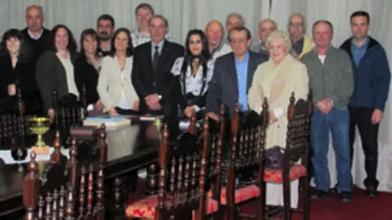  Directivos entrantes y salientes, tras la reciente asamblea celebrada en el Centro Gallego de Mar del Plata.