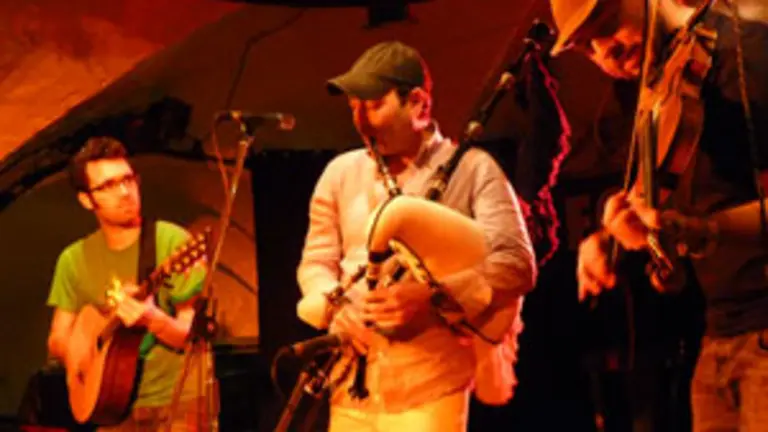  Lu&iacute;s Peixoto, Anxo Lorenzo y Eoghan Neff, durante su actuaci&oacute;n en el festival Folkherbst.