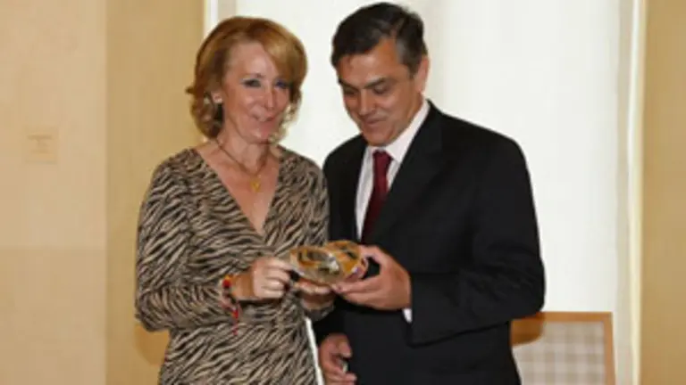  La presidenta de la Comunidad, Esperanza Aguirre, recibió al ministro chileno de Economía, Pablo Longueira, en la Real Casa de Correos, sede del Gobierno regional.