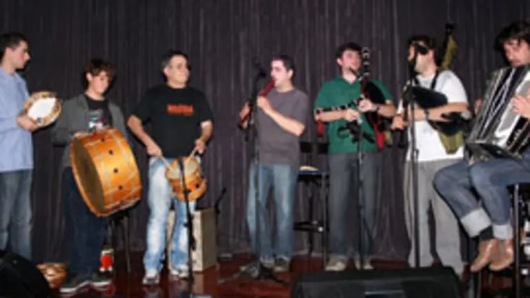  Un momento de la actuaci&oacute;n de los integrantes del grupo musical &lsquo;Herbadaboa&rsquo;.