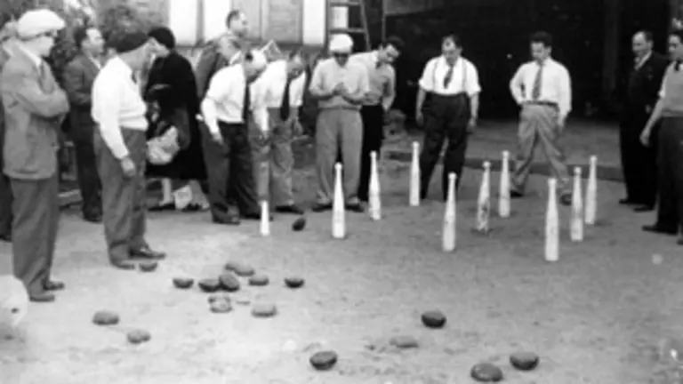 Inmigrantes jugando a los bolos en el Centro Región Leonesa de Buenos Aires y Mar de Plata (Argentina). 1955.