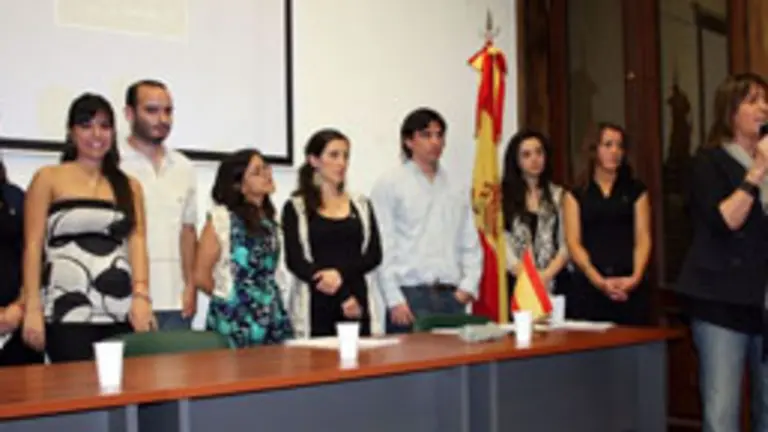  La presidenta de la Federación, Julia Hernando, da la bienvenida a los asistentes y presenta a los jóvenes.
