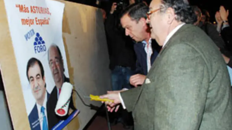  Enrique &Aacute;lvarez Sotres, candidato n&ordm; 1 de Foro al Congreso, en la pegada de carteles.