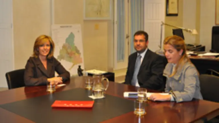 Regina Plañiol, Juan Cosidó y Victoria Cristóbal, durante la reunión en el despacho de la consejera.
