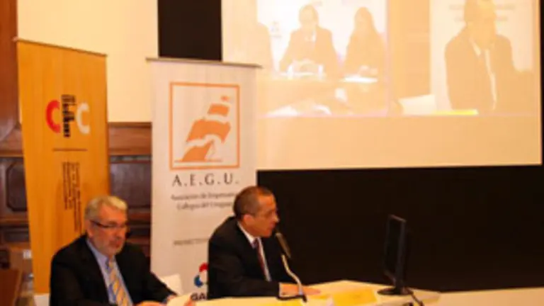  El presidente de AEGU, Jorge Exp&oacute;sito, y el delegado de la Xunta, Manuel Barros, durante la videoconferencia.