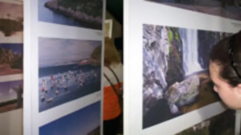  Una joven observa la exposici&oacute;n &lsquo;Galicia, cien lugares para volver la mirada&rsquo;.