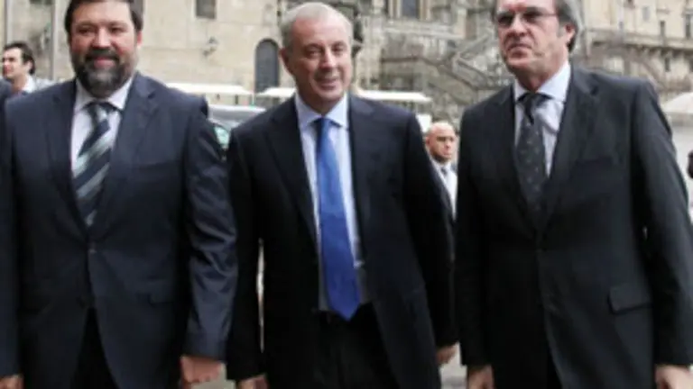  Pachi V&aacute;zquez, flanqueado por los ministros Caama&ntilde;o y Gabilondo, en Santiago.