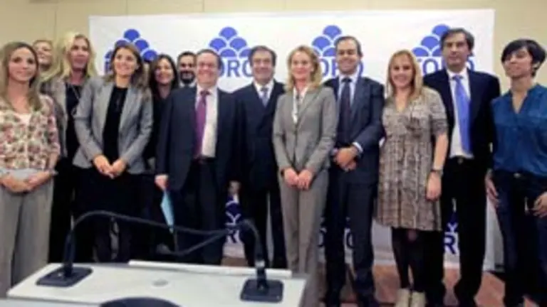  Francisco &Aacute;lvarez Cascos posa con los candidatos de Foro Asturias durante su presentaci&oacute;n en Madrid.