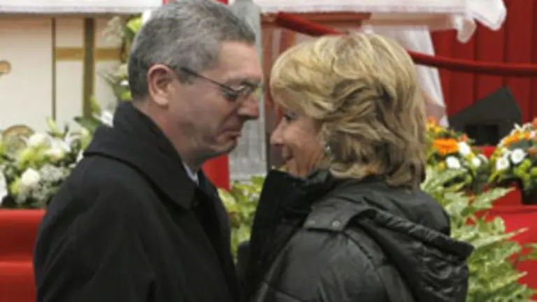  Ruiz-Gallardón y Aguirre se saludaron en la celebración religiosa.