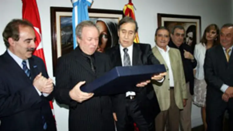  El presidente del Centro, Francisco Puebla, entrega una placa al gobernador de Santa Cruz, Daniel Peralta.