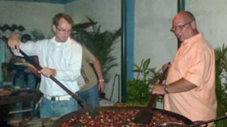  Jos&eacute; Luis Quiven Justo y Luis Vicente Mu&ntilde;iz Ra&ntilde;a, vicepresidente y secretario de Cultura, festejos y Recreaci&oacute;n, asan las casta&ntilde;as en la edici&oacute;n de 2010.