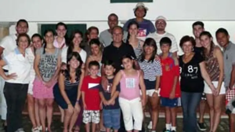  Calixto Alb&aacute;n, junto a Mar&iacute;a R&uacute;a de Garc&iacute;a, Luis Vicente Mu&ntilde;&oacute;z Ra&ntilde;a, y parte de los integrantes de la Agrupaci&oacute;n &lsquo;Aires Galegos&rsquo;.