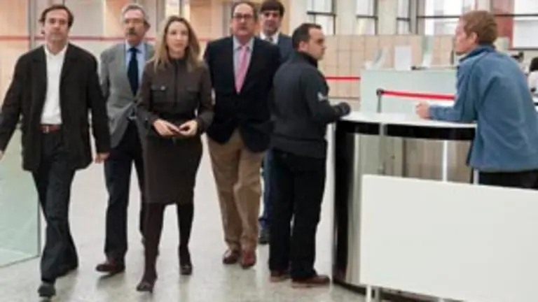  Alicia García, en el Museo de la Evolución Humana, con los empresarios mexicanos