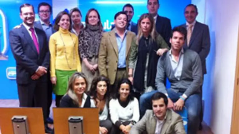 Victoria Cristóbal, con el equipo de emigración del PP de Madrid.  