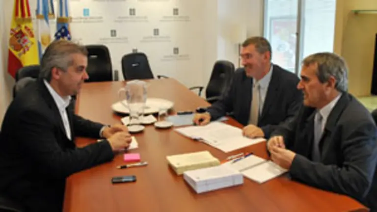 L&oacute;pez Dobarro, Vicente Pe&ntilde;a Saavedra y Antonio Rodr&iacute;guez Mart&iacute;nez, durante la reuni&oacute;n en la Delegaci&oacute;n de la Xunta.
