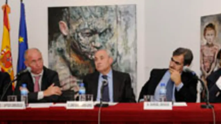  Santiago Camba -2&ordm; por la izda-, en un momento de su intervenci&oacute;n. 