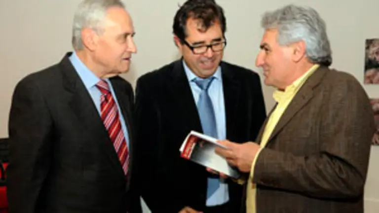  Xos&eacute; Carlos Caneiro, flanqueado por Jos&eacute; Ram&oacute;n &Oacute;nega y Francisco L&oacute;pez, en la presentaci&oacute;n de su &uacute;ltimo libro.
