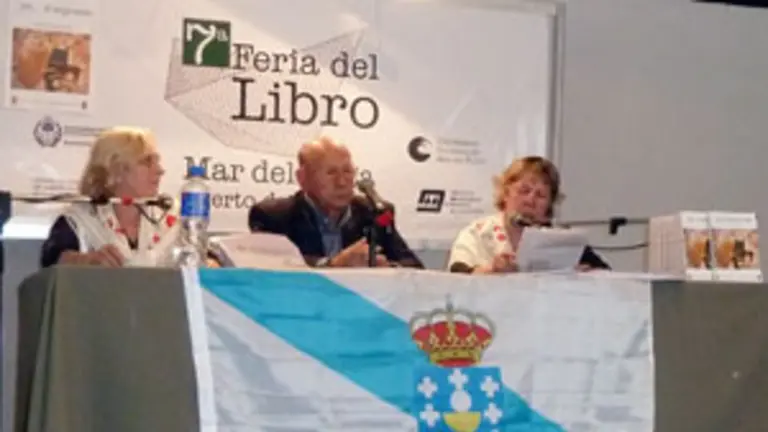  Beatriz Carballo y Mar&iacute;a J. Gerpe, durante la presentaci&oacute;n de su libro.