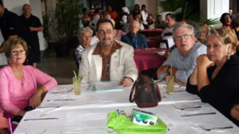  La Junta Directiva de la sociedad, encabezada por su presidente &ndash;en el centro&ndash;.