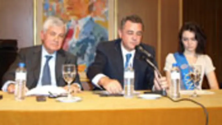  De izda. a dcha., Francisco Rodr&iacute;guez Garc&iacute;a, Avelino Acero D&iacute;az, Valent&iacute;n Mart&iacute;nez-Otero, Laura L&oacute;pez Campillo y Pilar Riesco, en un momento del acto en el Centro Asturiano de Madrid.