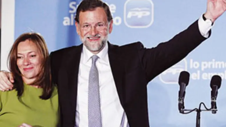 Mariano Rajoy celebra el triunfo, junto a su mujer.
