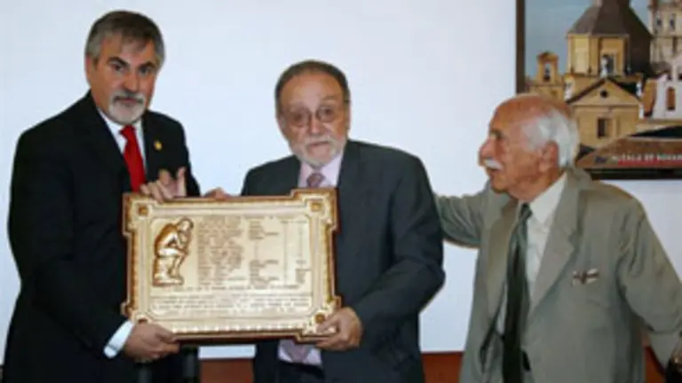  El presidente del Centro &Oacute;rdenes, Jos&eacute; Luis Dur&aacute;n, entrega una placa a Francisco Lores, presidente de la Federaci&oacute;n de Sociedades Gallegas de la Rep&uacute;blica Argentina.
