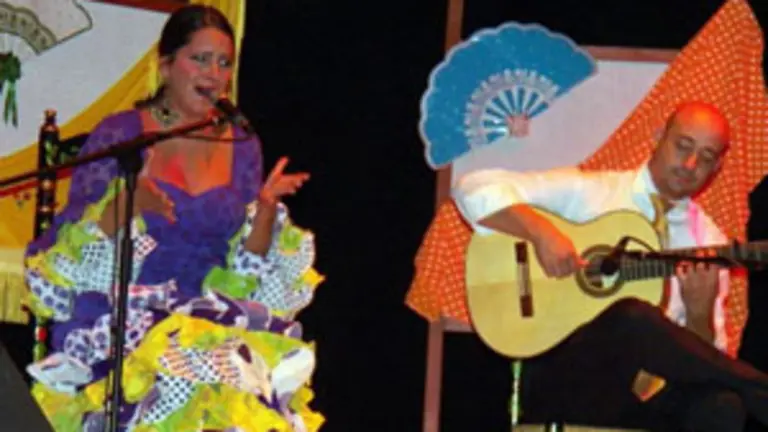  Un momento de la actuaci&oacute;n de Mar&iacute;a Mezcle y Adriano Lozano.