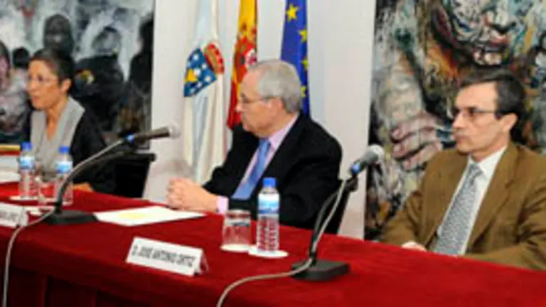  La doctora Mar&iacute;a &Aacute;ngeles Fern&aacute;ndez, acompa&ntilde;ada por Jos&eacute; Ram&oacute;n &Oacute;nega y Jos&eacute; Antonio Ortiz.