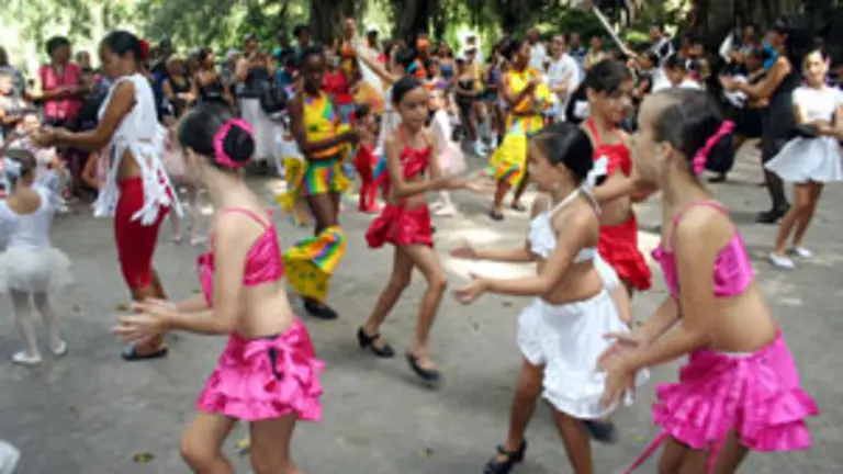  Los grupos infantiles de baile de la sociedad actuaron en el magosto.