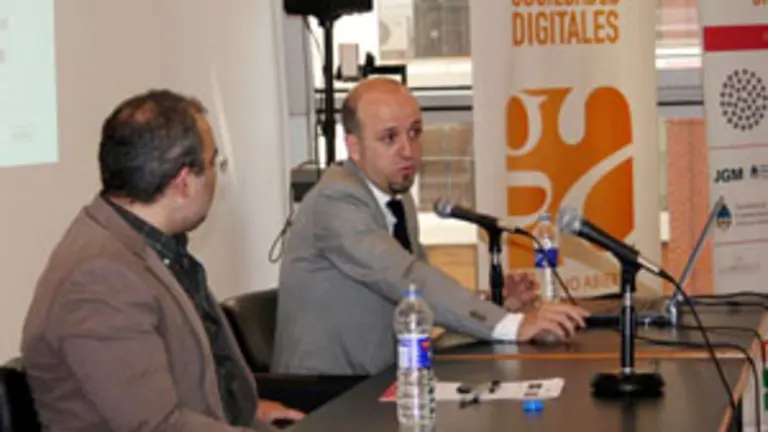  Alberto Ortiz –dcha.–, durante su presentación en los talleres del Foro.