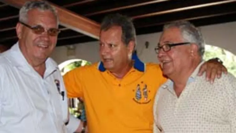  Juan Jiménez Gil, de Delfín Motors; junto a José Miguel Pérez Galindo y José Manuel Armas Pérez, presidente y secretario general del HCV.