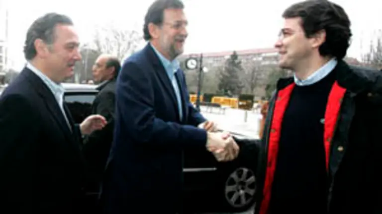  Alfredo Prada (I) responsable del Consejo de Españoles Residentes en el Exterior del PP, salió electo por León. En la foto de archivo, junto al presidente Mariano Rajoy y Alfonso Fernández Mañueco, secretario regional del PP.