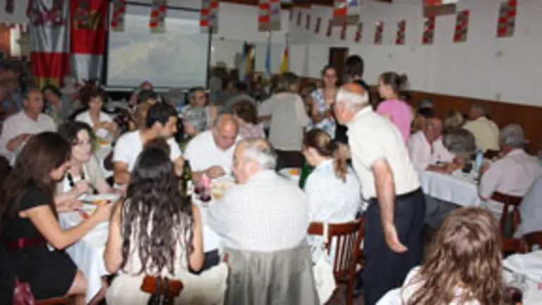 Un momento de la cena en el Centro de Castilla y León de Coronel Dorrego. 