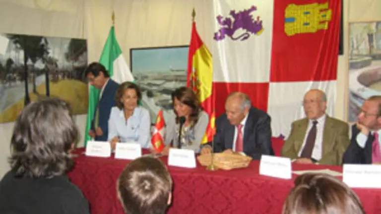 Mesa presidencial del acto de entrega de los premios. 