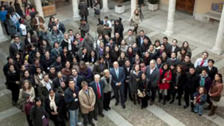  Los jóvenes iberoamericanos, junto al presidente de la Diputación de Valladolid, Jesús Julio Carnero.