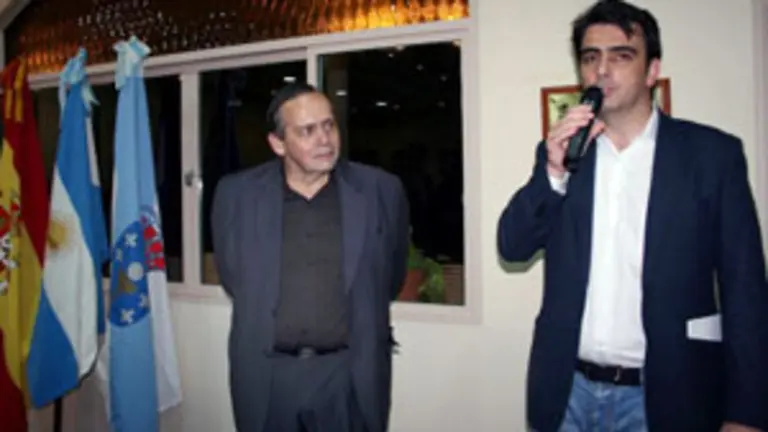  Diego Calvo, durante su intervenci&oacute;n en la sede de la Asociaci&oacute;n corcubionesa. A su lado, Carlos Ameijeiras.