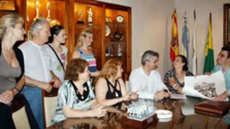  Diego Calvo -a la dcha.-, Dora Pegito, Alejandro L&oacute;pez Dobarro y miembros de la directiva de Vedra.