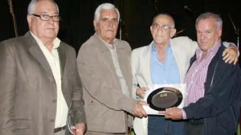 José M. Armas Pérez, secretario general HCV; Isidro Páez Quintero, director de Alimentos del HCV; el homenajeado, Enrique Plasencia Herrera, y Andrés Socorro del Rosario, vicepresidente del HCV. 