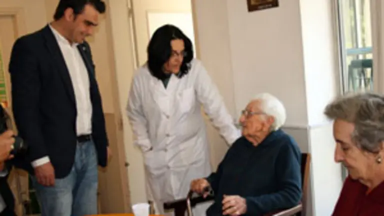  Calvo conversa con una residente de 105 a&ntilde;os y la directora t&eacute;cnica del Hogar Espa&ntilde;ol.