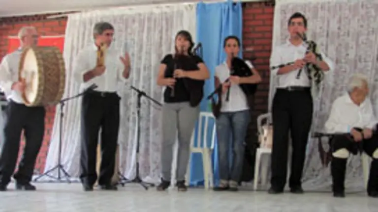  Un momento de la actuaci&oacute;n del grupo de gaitas &lsquo;Os Celtas&rsquo;, perteneciente a Caballeros de Santiago.
