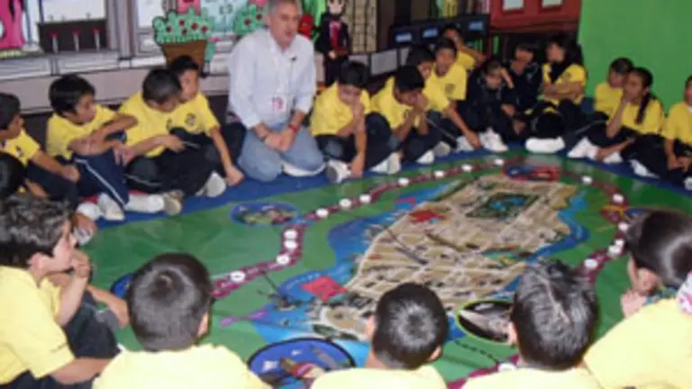  Francisco L&oacute;pez, con los ni&ntilde;os que participaron en el taller de animaci&oacute;n a la lectura.