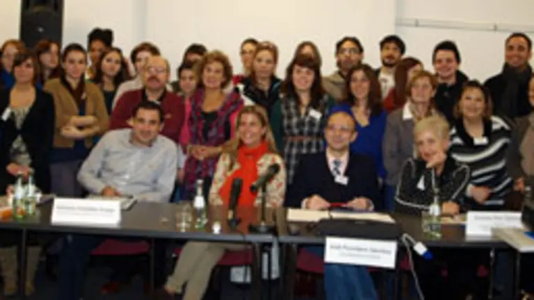  Victoria Crístóbal y José Povedano, con algunos de los participantes, al término del seminario.